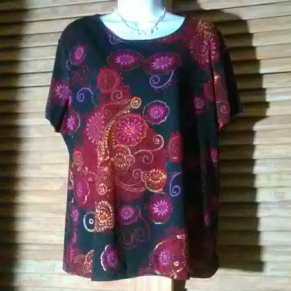 NWOT BLK/RED/GOLD S/S TOP